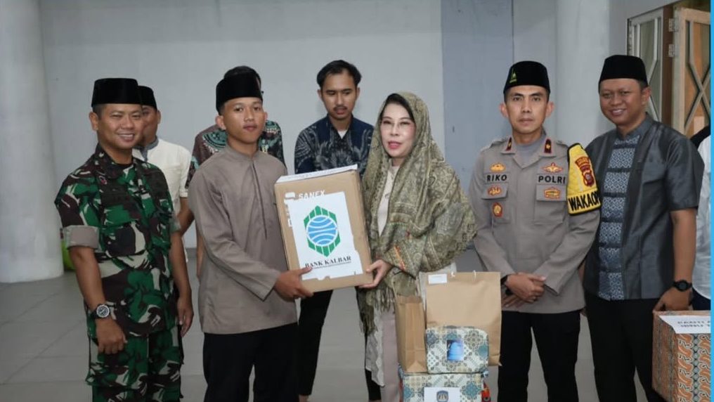 Pemimpin Bank Kalbar Cabang Singkawang menyerahkan bantuan secara simbolis dalam acara Safari Ramadhan Pemerintah Kota Singkawang di Masjid Agung Nurul Islam. (Dok. HO/Faktanasional.net)