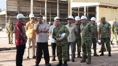 Menhan Sjafrie Sjamsoeddin Tinjau Galangan Kapal Batam: Perkuat KCR 60 dan Kapal Serang Ringan Buatan Lokal