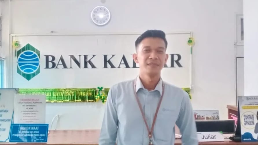 Tulus Pranata, Kepala Seksi Pelayanan Nasabah Bank Kalbar Cabang Balai Karangan, sedang memberikan edukasi mengenai pencegahan peredaran uang palsu. (Dok. Ist)