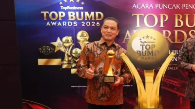 Direktur Utama Bank Kalbar Rokidi dan Gubernur Kalimantan Barat Ria Norsan memamerkan piala dan piagam penghargaan yang diraih pada ajang TOP BUMD Awards 2026 di Jakarta. (Dok. HO/Faktakalbar.id)