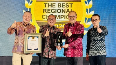 Direktur Utama Bank Kalbar Rokidi saat menerima penghargaan Golden Champion dalam ajang Regional Champion 2026 di Solo, Jawa Tengah. (Dok. HO/Faktakalbar.id)