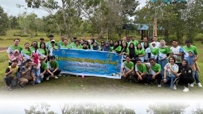 Jajaran pegawai Bank Kalbar Cabang Nanga Pinoh berfoto bersama sambil membentangkan spanduk bertuliskan 'Bersama Tumbuh, Bersama Maju' saat mengikuti kegiatan Family Gathering di Roca Park Simpang Tahlud, Kabupaten Melawi. (Dok. HO/Faktakalbar.id)