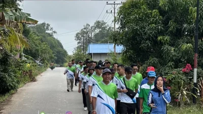 Perwakilan manajemen Bank Kalbar Cabang Semitau memberikan sambutan sebelum melepas rombongan pegawai dan pensiunan yang mengikuti kegiatan jalan sehat menyusuri jalanan di Kecamatan Semitau, Kabupaten Kapuas Hulu. (Dok. HO/Faktakalbar.id)