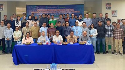 Jajaran pegawai dan jajaran pemateri berfoto bersama usai mengikuti kegiatan pelatihan budaya patuh, sadar risiko, dan keamanan siber di Aula Lantai 3 Bank Kalbar Cabang Bengkayang. (Dok. HO/Faktakalbar.id)