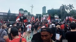 Pilih Jalan Berbeda, Ribuan Buruh dan Petani Kepung DPR Tolak Perayaan May Day di Monas