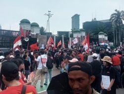 Pilih Jalan Berbeda, Ribuan Buruh dan Petani Kepung DPR Tolak Perayaan May Day di Monas