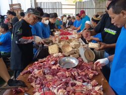 Dukung Gerakan Ramah Lingkungan, Pasar Induk Kramat Jati Distribusikan Daging Kurban Pakai Besek Bambu
