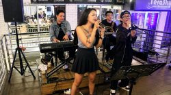 Manajemen Transera Hotel Pontianak menghadirkan promo staycation kamar pintar dan hiburan pertunjukan musik di Terasky Rooftop selama bulan Mei. (Dok. HO/Faktakalbar.id)