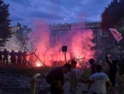 Beograd Membara! Puluhan Ribu Massa Turun ke Jalan Tuntut Presiden Serbia Mundur