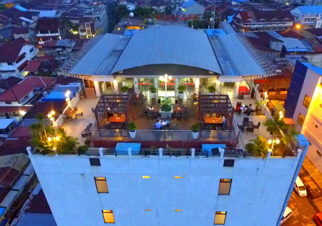 Manajemen Transera Hotel Pontianak menghadirkan promo staycation kamar pintar dan hiburan pertunjukan musik di Terasky Rooftop selama bulan Mei.