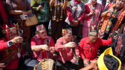 Gubernur Kalimantan Barat Ria Norsan secara simbolis membuka pesta budaya tahunan masyarakat Dayak dengan memukul alat musik tradisional kangkuang.
