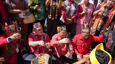 Gubernur Kalimantan Barat Ria Norsan secara simbolis membuka pesta budaya tahunan masyarakat Dayak dengan memukul alat musik tradisional kangkuang.