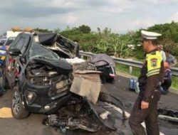 Mobil Anggota Komisi X DPR Gus Hilman Hantam Dump Truk, Dua Staf Tewas