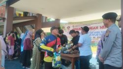 Ratusan warga memadati lokasi antrean untuk membeli paket sembako dalam kegiatan pasar murah di Rumah Adat Melayu Sekadau.