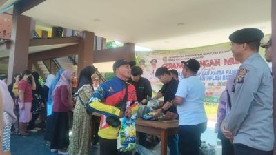 Ratusan warga memadati lokasi antrean untuk membeli paket sembako dalam kegiatan pasar murah di Rumah Adat Melayu Sekadau.