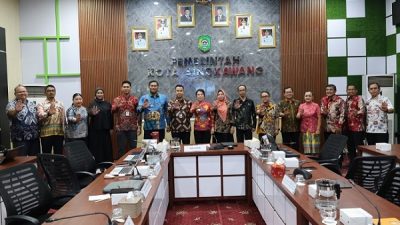 Pemerintah Kota Singkawang meluncurkan metode pembayaran pajak melalui QRIS dan Kartu Kredit Pemerintah Daerah untuk mempercepat transformasi layanan digital.