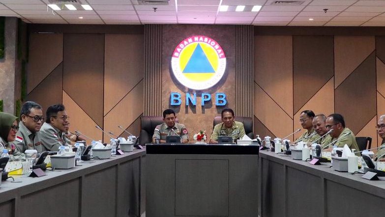 Kepala BNPB Suharyanto memberikan keterangan terkait pentingnya sinergi lintas pihak dalam upaya mitigasi berbagai potensi kedaruratan nasional.