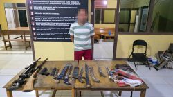 Aparat kepolisian berhasil mengamankan seorang pria beserta barang bukti senjata api rakitan dan senjata tajam yang digunakan untuk meneror petani kelapa sawit.