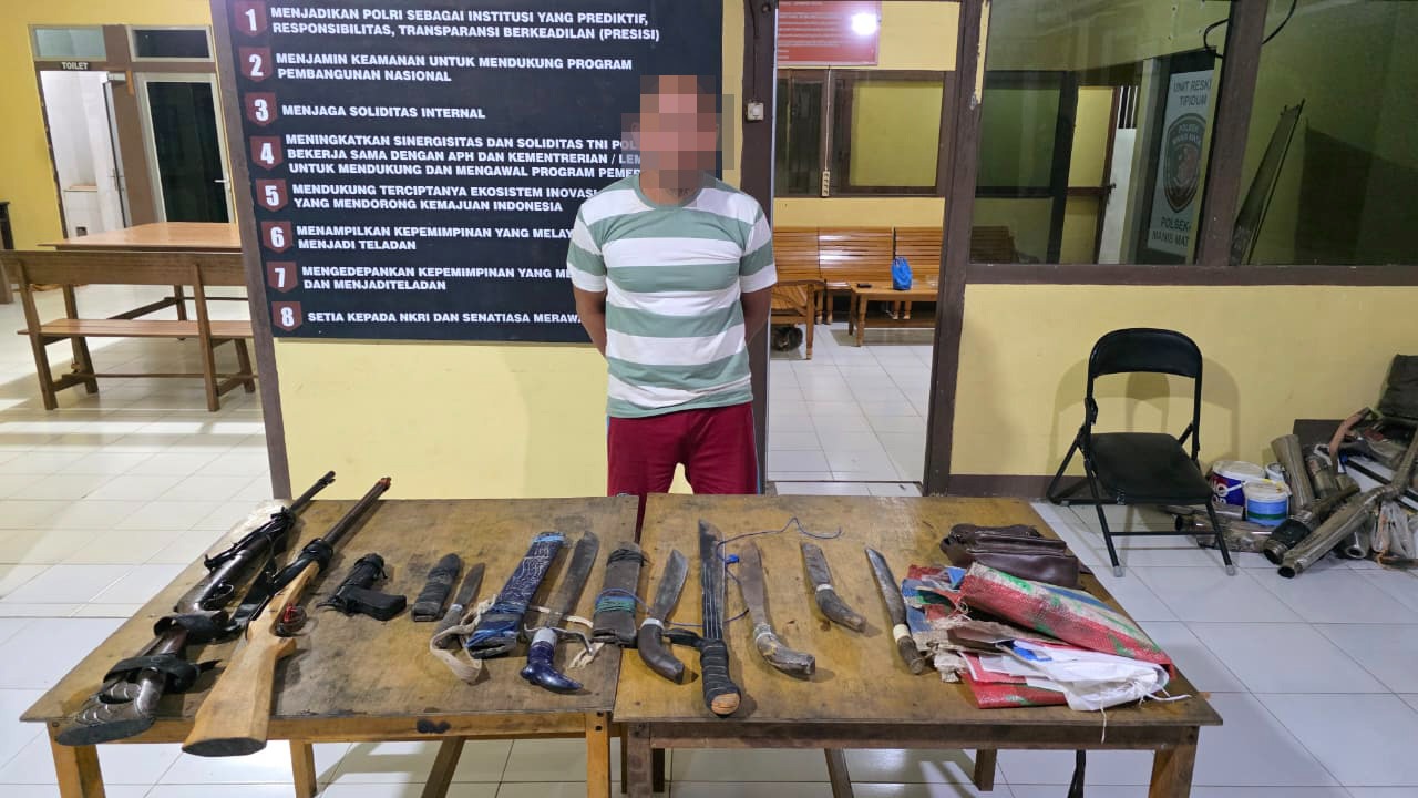 Aparat kepolisian berhasil mengamankan seorang pria beserta barang bukti senjata api rakitan dan senjata tajam yang digunakan untuk meneror petani kelapa sawit.