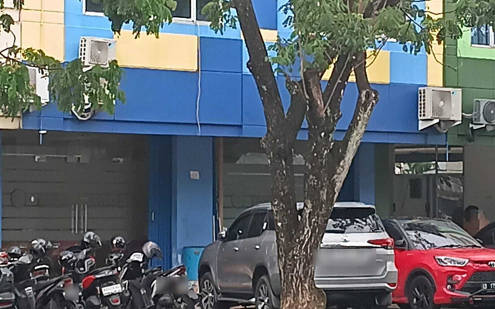 Kejaksaan Agung menggeledah kantor terduga raja bauksit di Pontianak terkait penyidikan korupsi tata kelola Tambang Ilegal di Kalbar.