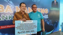 Direktur Utama Bank Kalbar Rokidi menyerahkan bantuan dana pendidikan secara simbolis kepada perwakilan mahasiswa Universitas OSO.