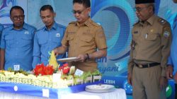 Wali Kota Pontianak Edi Rusdi Kamtono memotong tumpeng rasa syukur penanda 51 tahun Perumda Tirta Khatulistiwa di Halaman Kantor Perumda Tirta Khatulistiwa, Senin (18/5/2026) pagi.