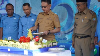Wali Kota Pontianak Edi Rusdi Kamtono memotong tumpeng rasa syukur penanda 51 tahun Perumda Tirta Khatulistiwa di Halaman Kantor Perumda Tirta Khatulistiwa, Senin (18/5/2026) pagi.