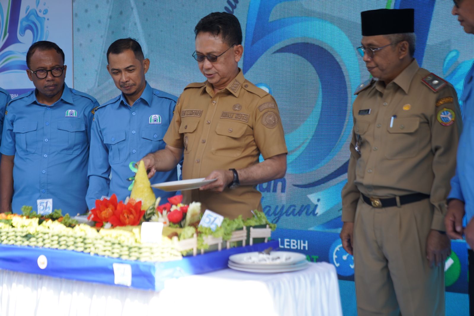 Wali Kota Pontianak Edi Rusdi Kamtono memotong tumpeng rasa syukur penanda 51 tahun Perumda Tirta Khatulistiwa di Halaman Kantor Perumda Tirta Khatulistiwa, Senin (18/5/2026) pagi.