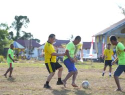 Gubernur Kalbar Ria Norsan Bermain Sepak Bola Bersama Warga di Perbatasan Temajuk