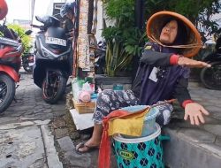 Gagalkan Perampokan Rp3,6 Miliar, Juru Parkir Lansia di Brebes Dihadiahi Umrah oleh Pemilik Uang