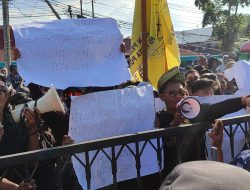 Ratusan Warga Protes PLN Kalbar Tuntut Ganti Rugi Akibat Pemadaman Listrik Bergilir