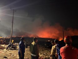 BNPB Kerahkan Helikopter Water Bombing Padamkan Kebakaran TPA Jatiwaringin Tangerang