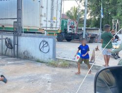 Satpol PP Sita Gelondongan Benang Dalam Razia Penertiban Layang Layang Pontianak