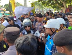 Personel Gabungan Amankan Unjuk Rasa BPM Kalbar di Kantor PLN Kubu Raya