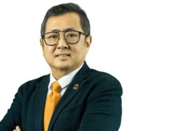 Datangi KPK Terkait Dugaan Korupsi Pengangkutan Bansos, Rudy Tanoe Pakai Kemaja Hitam dan Bawa Map Coklat