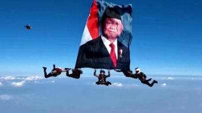 Foto Prabowo Dibentangkan Penerjun Kopassus, Warganet: “Ini HUT RI atau Presiden?”