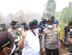 Kapolda Riau Irjen Herry Bersama Menteri LH Jumhur Hidayat dan Guru Besar Kehutanan Cek Lapangan Karhutla di Kampar