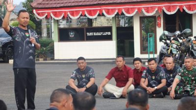 Komandan Kodim (Dandim) 0410/KBL, Lampung Kolonel Arm Roni Hermawan, saat memberikan arahan kepada seluruh prajurit dan Babinsa terkait profesionalisme kerja. (FAKTANASIONAL/HO)