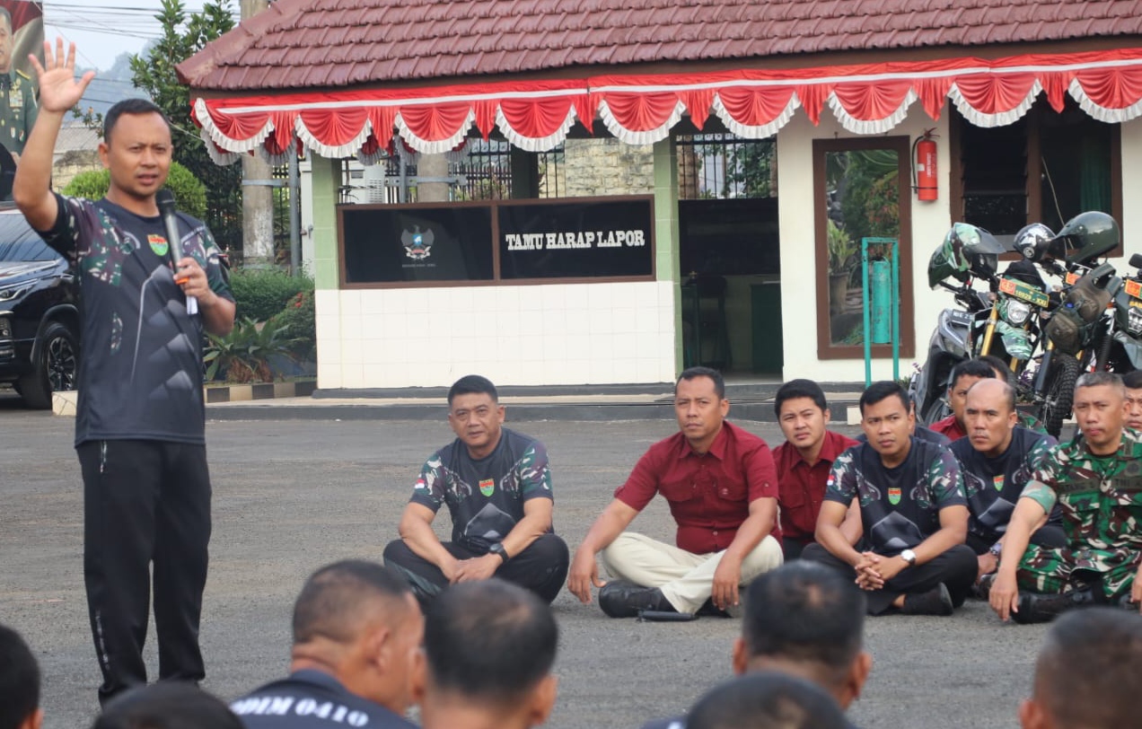 Komandan Kodim (Dandim) 0410/KBL, Lampung Kolonel Arm Roni Hermawan, saat memberikan arahan kepada seluruh prajurit dan Babinsa terkait profesionalisme kerja. (FAKTANASIONAL/HO)