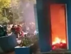 Demo 27 Agustus Berujung Ricuh: Pos Polisi dan Dua Motor Dibakar