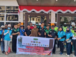 PIP Bank Kalbar Turun ke Jalan Bagi Masker di Sekadau