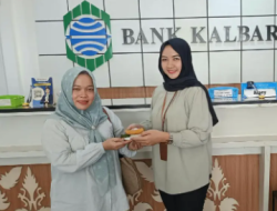 Bahaya Kabut Asap Karhutla di Pontianak, Bank Kalbar Turun Tangan Bagikan Masker ke Nasabah