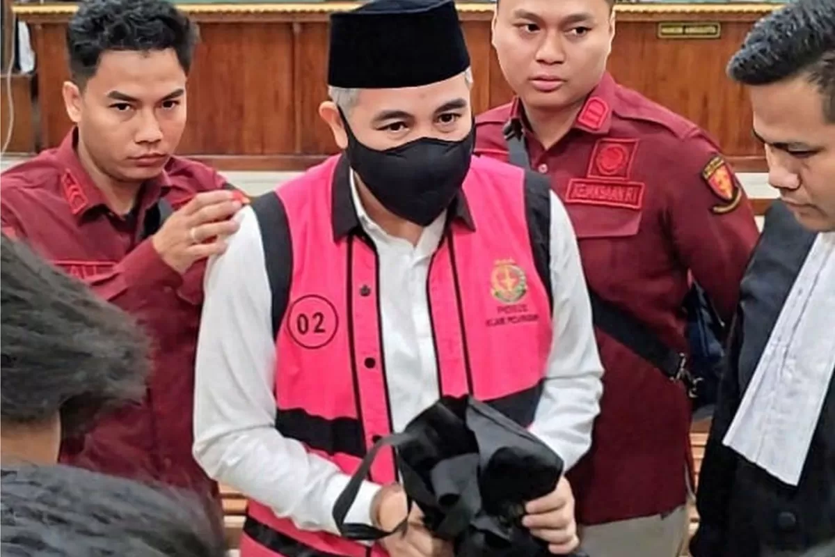 Mantan Bupati pesawaran, Dendi Ramadhona saat menjadi terdakwa dalam perkara proyek SPAM di Kabupaten Pesawaran, Lampung. (FAKTANASIONAL/HO).