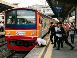 DRAMATIS, Pria Nyaris Dilindas KA di Stasiun Tanah Abang