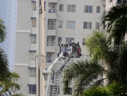 Penghuni Apartemen Pavilion Jakarta yang Terbakar Dievakuasi Bronto Skylift