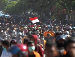 Sampaikan 11 Tuntutan, Puluhan Ribu Buruh Gelar Aksi Damai di Kawasan Sudirman-Thamrin