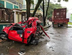 Truk Pengangkut Sembako Hilang Kendali di Balikpapan, Diduga Alami Rem Blong dan Hantam Tiang Listrik
