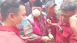 Mantan Gubernur Lampung, Arinal Djunaidi saat tiba di Pengadilan Negeri Tanjungkarang menjalani sidang perdananya. (FAKTANASIONAL/ADAM)