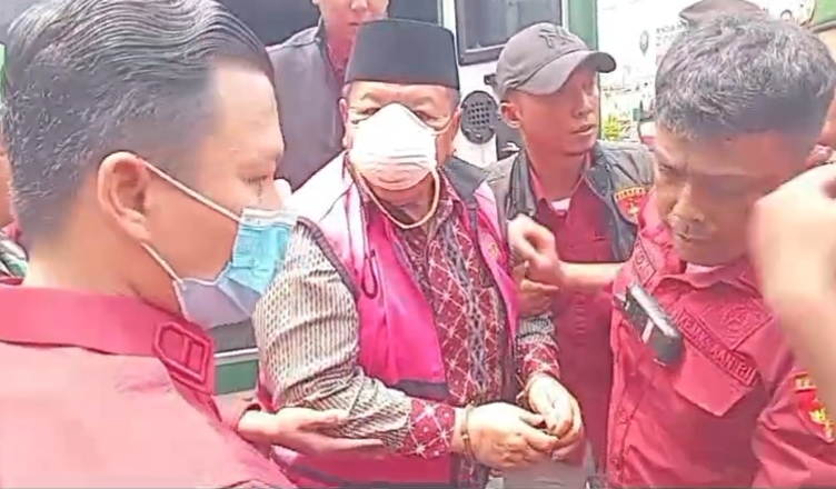 Mantan Gubernur Lampung, Arinal Djunaidi saat tiba di Pengadilan Negeri Tanjungkarang menjalani sidang perdananya. (FAKTANASIONAL/ADAM)