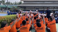 Rutan Menggala, Tulang Bawang, Lampung membagikan peralatan mandi dan pakaian kepada warga binaan sekaligus sosialisasi program Bank Sampah oleh Tim Penggerak PKK Kabupaten Tulang Bawang. (FAKTANASIONAL/HO).